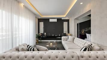 Design-Apartment, Terrasse | Wohnbereich | 34-Zoll-LCD-Fernseher mit Satellitenempfang, Fernseher, Netflix