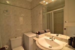 Douche, serviettes fournies