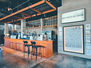 Una televisión de pantalla plana