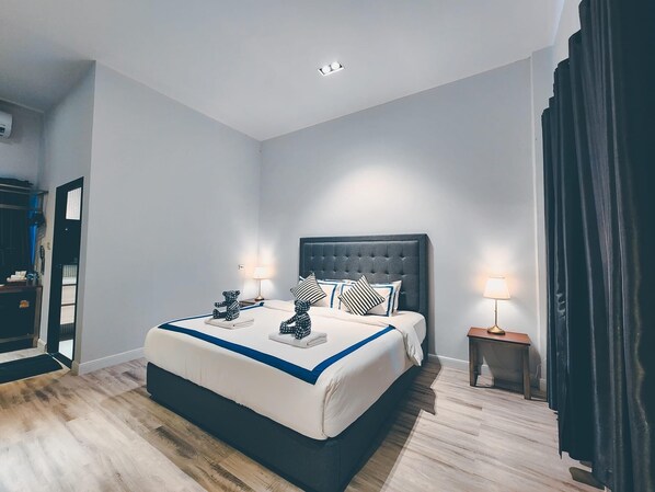 Premium Room, 1 King Bed | Desk, free WiFi