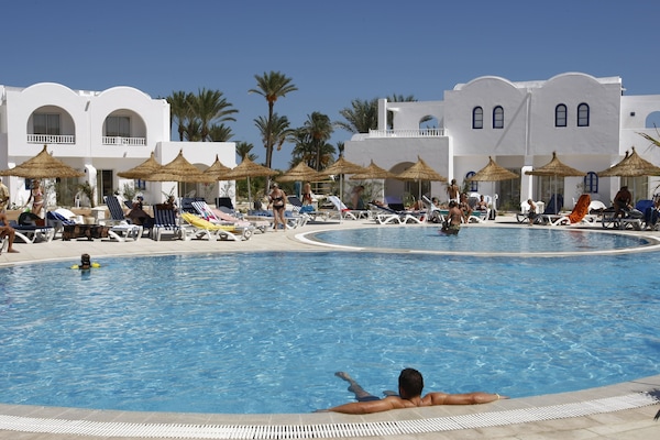Una piscina cubierta, 2 piscinas al aire libre, sombrillas, tumbonas