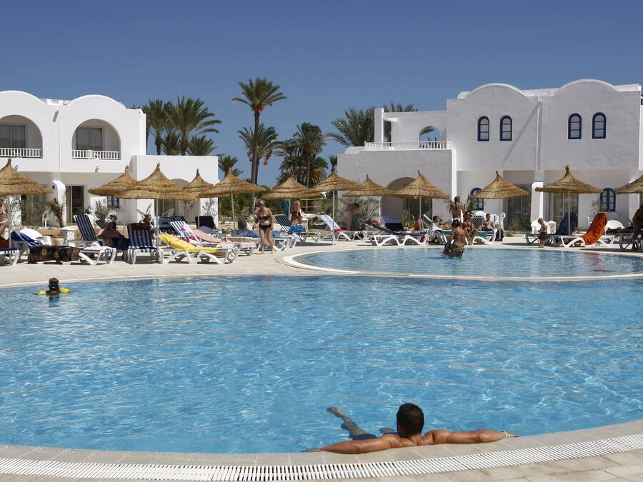 Een binnenzwembad, 2 buitenzwembaden en parasols bij het zwembad