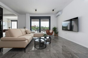 TV - Villa Rocinante ZadarVillas (Murvica)