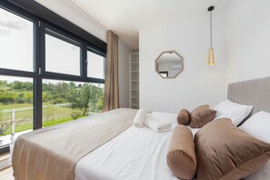 4 室のベッドルーム、アイロン / アイロン台、WiFi (無料)、ベッドシーツ