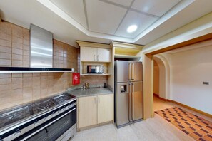 Køleskab, mikrobølgeovn, ovn, kogeplade