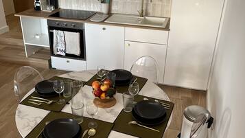 Coffee/tea maker, fridge, microwave, oven