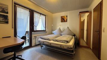 2 bedrooms, desk, free WiFi, bed sheets