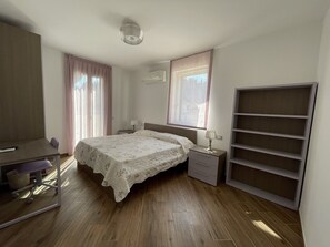 Premium bedding, down duvets, desk, laptop workspace - Holiday Rooms La Campagnetta (Alassio)