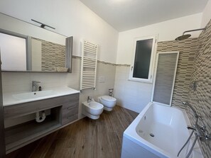 Doppia Superior | Bagno | Asciugacapelli, bidet, asciugamani, sapone