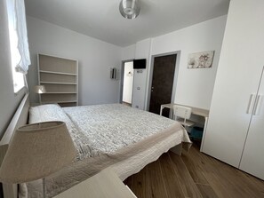Room | Premium bedding, down comforters, desk, laptop workspace - Holiday Rooms La Campagnetta (Alassio)