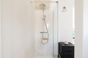 Chuveiro, secador de cabelo, bidê, toalhas de banho