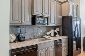 ثلاجة، ميكروويف، فرن، موقد طهي مسطح