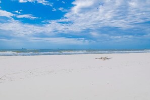 Beach nearby - 6 BR Gulf Front Home! Sleeps 17 - Southern Lotus (Gulf Shores)