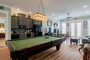 Fernseher, DVD-Player, Bücher