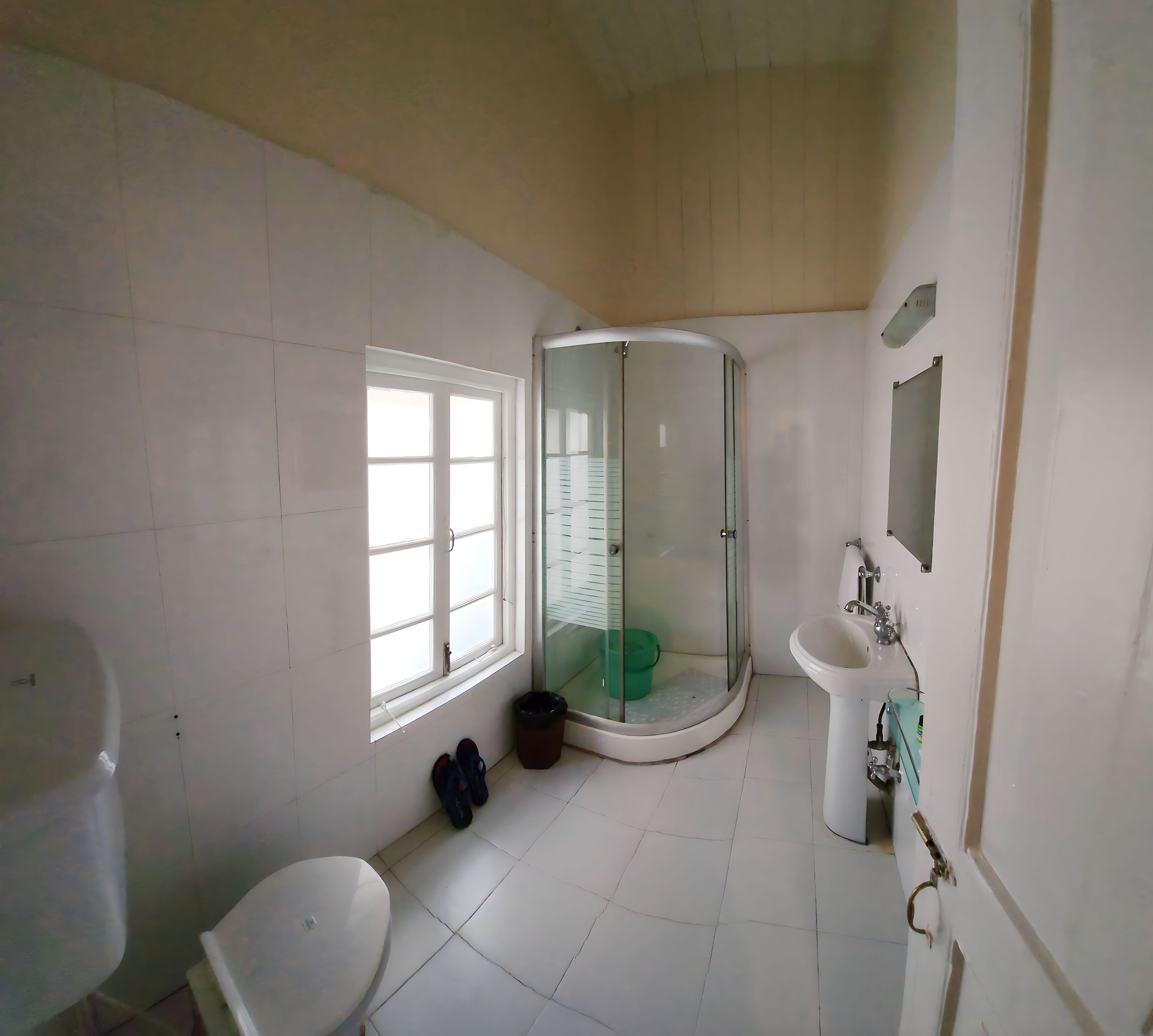 Un baño con bañera, ducha, inodoro y lavabo.