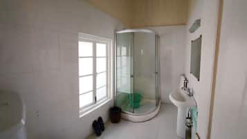Un baño con bañera, ducha, inodoro y lavabo.