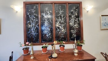 Una mesa de madera con plantas en macetas y un teléfono decorativo.