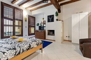 1 habitación, tabla de planchar con plancha y cuna de viaje 
