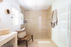 Shower, hair dryer, towels, soap - 4 bedroom villa in chã¢teauneuf-grasse (Châteauneuf-Grasse)