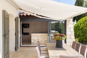 Outdoor dining - 4 bedroom villa in chã¢teauneuf-grasse (Châteauneuf-Grasse)