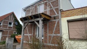 A building with a balcony and a satellite dish. - Vacation apartment 10 lake view (Sellin)