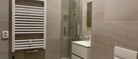Douche, séchoir à cheveux, serviettes fournies, savon