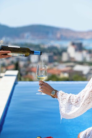Seasonal outdoor pool - Uphill Glavanovic Pool Villa (Bar)