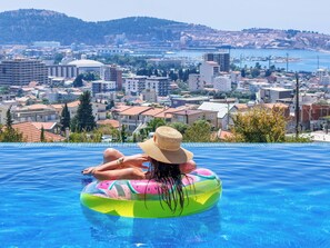 Piscine extérieure (ouverte en saison)