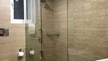 Shower, rainfall showerhead, free toiletries, towels