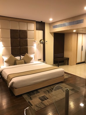 Club Room | 1 bilik tidur, peralatan tempat tidur premium, meja 