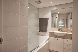 Haartrockner, Handtücher, Seife, Toilettenpapier