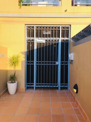 Exterior detail - Nth Bondi 2BD Serene & Child Friendly + Pool (bondi)