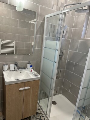 Shower, hair dryer - un Très Beau Apparemment de 2 Pièces - 42m2 (Dieppe)