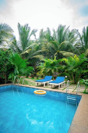 Una piscina cubierta