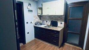 Three Separate Room Flat (3+0) | 専用キッチン | 冷蔵庫、コンロ、調理器具と食器、ペーパータオル