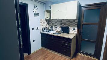 Three Separate Room Flat (3+0) | Cocina privada | Refrigerador, parrilla de estufa y utensilios de cocina