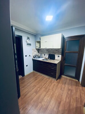 Three Separate Room Flat (3+0) | Cozinha privada | Geladeira, cooktop, talheres/pratos/utensílios de cozinha