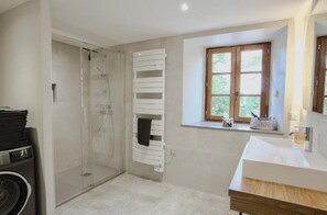 Dusche, Haartrockner, Handtücher