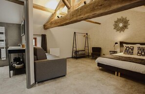 4 bedrooms, desk, iron/ironing board, free WiFi