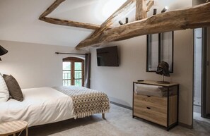 4 bedrooms, desk, iron/ironing board, free WiFi