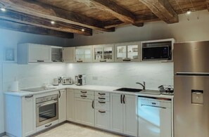 Wasserkocher mit Kaffee-/Teezubehör, Kühlschrank, Mikrowelle, Ofen