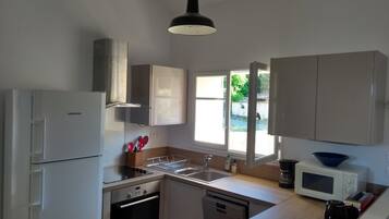 Een koelkast, een microgolfoven, een oven, een kookplaat