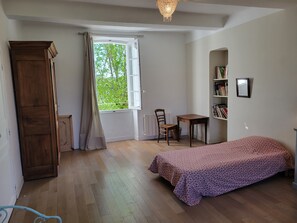 6 habitaciones, tabla de planchar con plancha y cuna de viaje