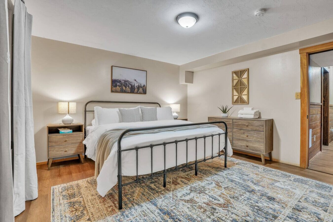 6 間睡房、書桌、熨斗/熨衫板、可攜式嬰兒床