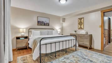 6 bedrooms, desk, iron/ironing board, travel crib