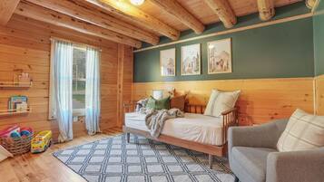 6 bedrooms, desk, iron/ironing board, travel crib