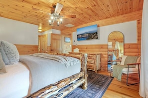 6 habitaciones, escritorio y tabla de planchar con plancha