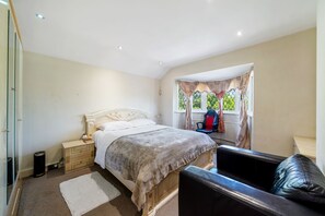 2 bedrooms, iron/ironing board, WiFi, bed sheets - Welcoming Cosy Semi-Detached House  (London)