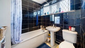 ヘアドライヤー、タオル、石鹸、トイレットペーパー