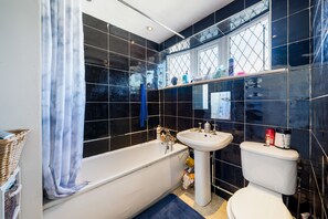 Hair dryer, towels, soap, toilet paper - Welcoming Cosy Semi-Detached House  (London)